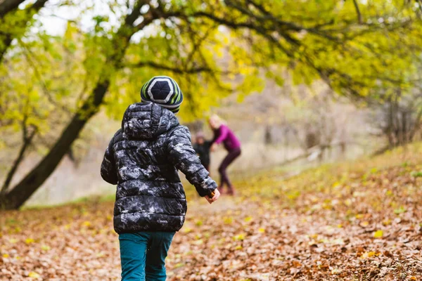 Preteen Pojke Jacka Och Hatt Springa Till Mor Och Bror — Stockfoto