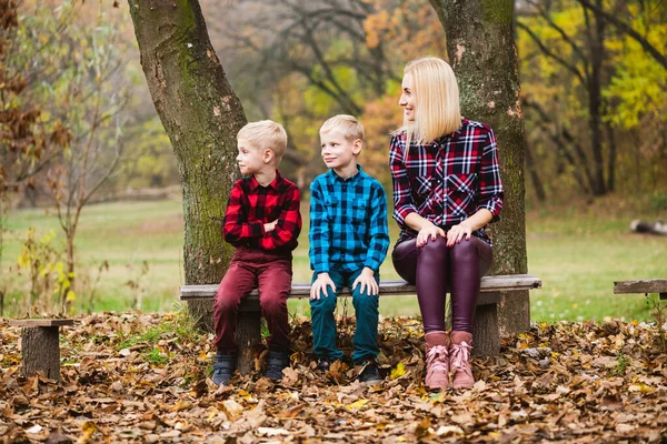 아름다운 가족의 의자에 왼쪽을 바라보고 셔츠를 엄마와 쌍둥이 소년들 — 스톡 사진