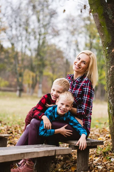 Famille Blonde Jouer Sur Banc Bois Dans Parc Automne Mère — Photo