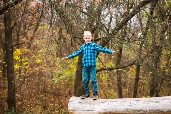 Blondynka Aktywny Chłopiec Niebieskiej Koszuli Stoją Starym Drewnie Rozłożone Ramiona — Zdjęcie stockowe