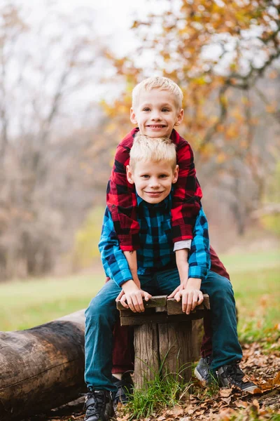 Felices Hermanos Gemelos Con Camisas Cuadros Sientan Banco Madera Fondo — Foto de Stock