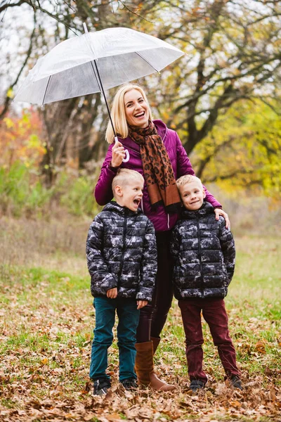 Feliz Madre Sonriente Sostiene Los Niños Gemelos Bajo Paraguas Durante — Foto de Stock