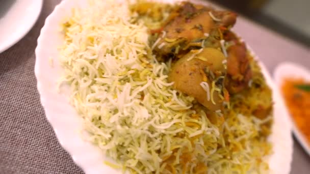 Close Van Indo Paki Dessert Gerecht Metha Zarda Kip Sindhi — Stockvideo