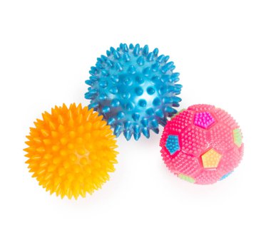 Üç lastik top beyaz izole dikenler (pembe, mavi, sarı) ile masaj
