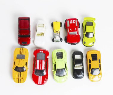 Çocuk beyaz, en iyi görünüm için on modern yarış renkli oyuncak araba