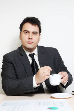 Kahve masa raporları, diyagramları, belgeler ile işadamı takım tutar