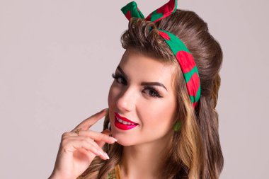 Saç modeli pozlar Studio, tarzında, PIN ile mutlu kadın portre kadar kapatın