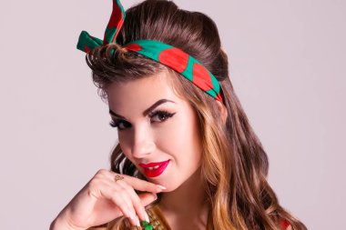 Saç modeli pozlar Studio, PIN tarzında, güzel kadınla kapatmak dikey