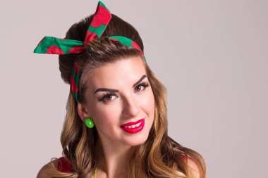 Saç ve makyaj pozlar Studio, PIN tarzında, Genç kadınla portre kadar kapatın