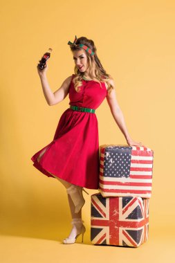 Perm, Rusya Federasyonu - 25 Aralık 2017: Coca-Cola, PIN tarzında, retro şişe Studio'da elbise teşkil etmektedir (Mr ile) kız gülümseyerek Coca-Cola dünyanın en pahalı marka 2005-2015 yılında olduğunu