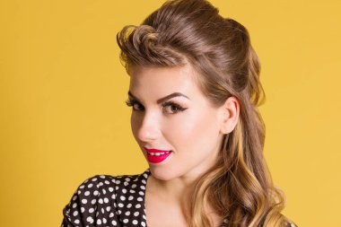 Güzel bir kadınla sarı Studio, PIN tarzında pozlar makyaj