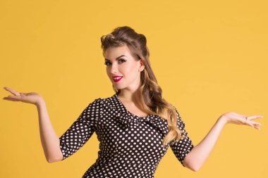 Genç ve güzel kadın saç modeli ile retro siyah elbiseli sarı Studio, PIN tarzında durumda