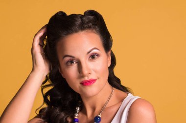 Esmer güzel pozlar Studio, PIN tarzında, makyaj ve saç modeli ile portre kadar kapatın