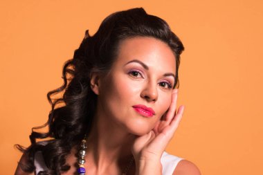 Genç ve güzel esmer pozlar Studio, PIN tarzında, makyaj ve saç modeli ile portre kadar kapatın