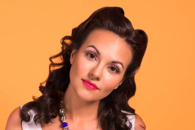 Saç ve makyaj Studio, PIN tarzında, güzel esmer kapatmak dikey