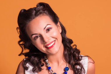 Güzel esmer gülümser Studio, PIN tarzında, makyaj ve saç modeli ile portre kadar kapatın