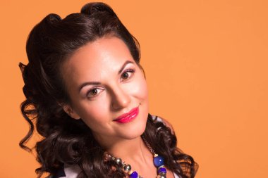 Esmer pozlar Studio, PIN tarzında, makyaj ve saç modeli ile yakın portre kadar mutlu