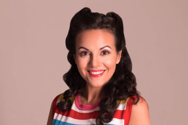 Saç ve makyaj gülümsüyor stüdyo, pin-up tarzı, yakın çekim portre ile mutlu esmer