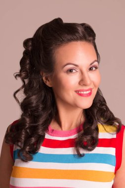 Saç ve makyaj pozlar Studio, pin-up tarzı ile mutlu genç esmer