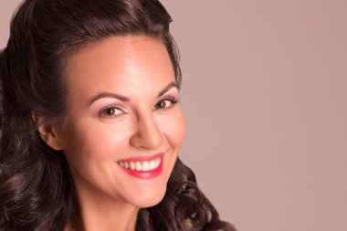 Saç ve makyaj stüdyo, pin-up tarzı, yakından görmek gülümsüyor ile mutlu esmer