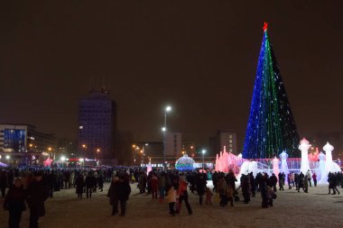 Perm, Rusya - 3 Ocak 2018: İnsanlar yürüyüş gece yeni yıl buz Town sokağındaki aydınlatma ile Noel ağacı yakınındaki