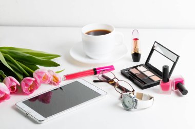Pembe laleler, beyaz tablet, kozmetik, kol saati, Not defteri, kahve, gözlük - kadın şeyler bahar