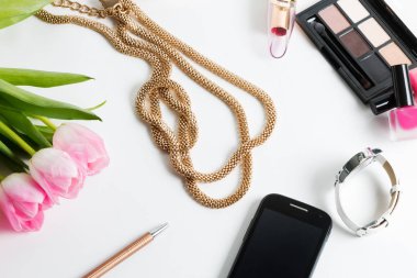 Taze pembe laleler, smartphone, mücevherat, kozmetik, kol saati, kalem - bahar kadın şeyler
