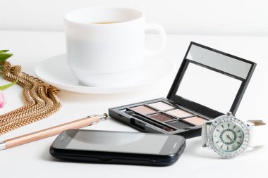 Kahve, mücevherat, kozmetik, kol saati fincan beyaz masada - bahar kadın şeyler vardır