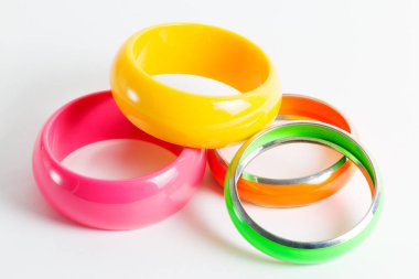 Dört plastik kadın bilezik - yeşil, sarı, pembe ve turuncu beyaz