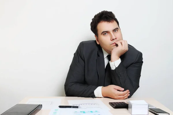 Empresario Traje Sienta Mesa Con Cuaderno Documentos Papel — Foto de Stock