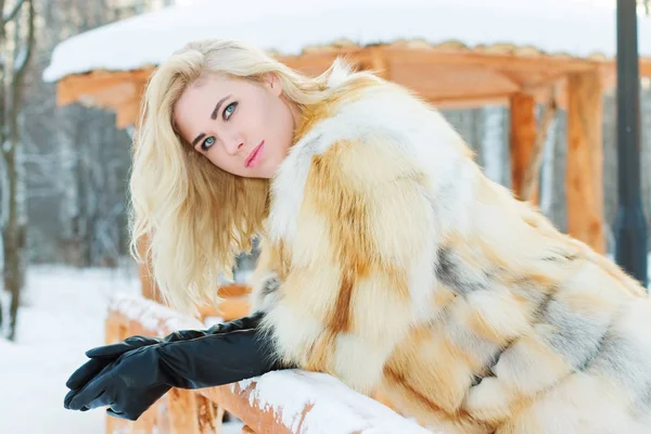 Hübsche Blondine Pelzmantel Lederhandschuhe Posiert Wintertag Park Mit Laube — Stockfoto