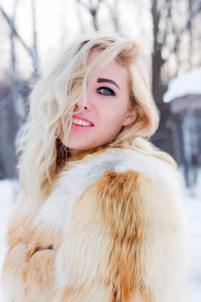 Hübsche Blondine Pelzmantel Lächelt Winter Tag Park Nahaufnahme — Stockfoto