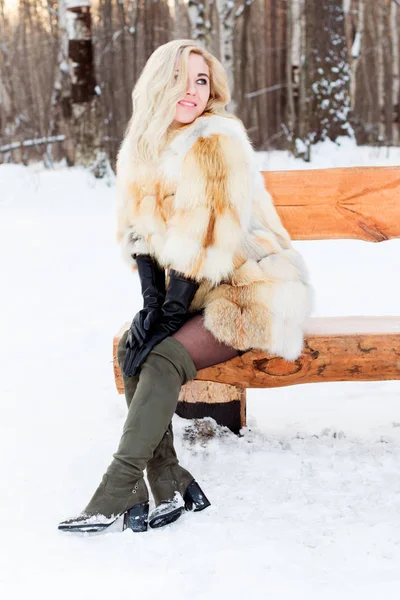 Belle Blonde Manteau Fourrure Bottes Regarde Loin Sur Banc Bois — Photo