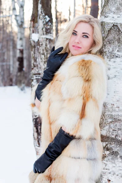 Blondýna Kožichu Kožené Rukavice Pózy Blízkosti Birch Outdoor Zimní Den — Stock fotografie