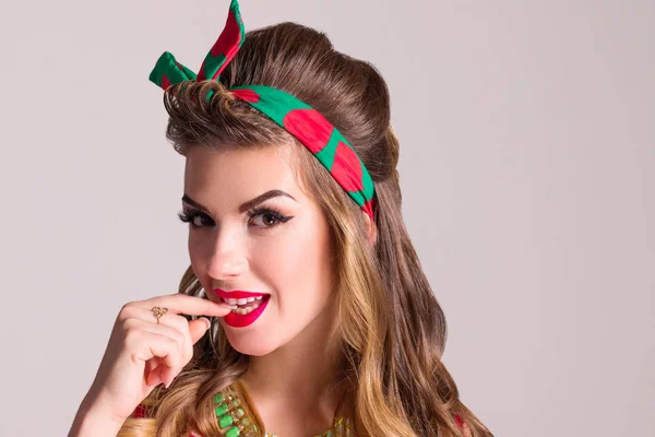 Saç Modeli Pozlar Studio Pin Tarzında Güzel Bir Kadınla Kapatmak — Stok fotoğraf