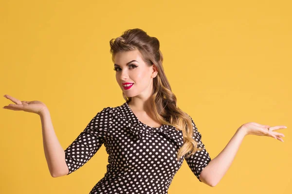 Mujer Joven Bonita Vestido Negro Retro Con Peinado Levanta Estudio — Foto de Stock