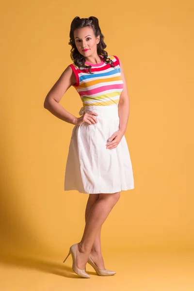 Mujer Sonriente Falda Con Peinado Levanta Estudio Amarillo Estilo Pin — Foto de Stock