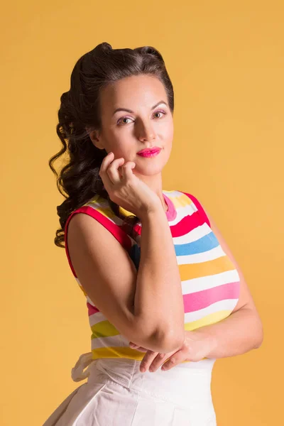 Mujer Joven Con Camisa Rayas Con Peinados Estudio Amarillo Estilo — Foto de Stock