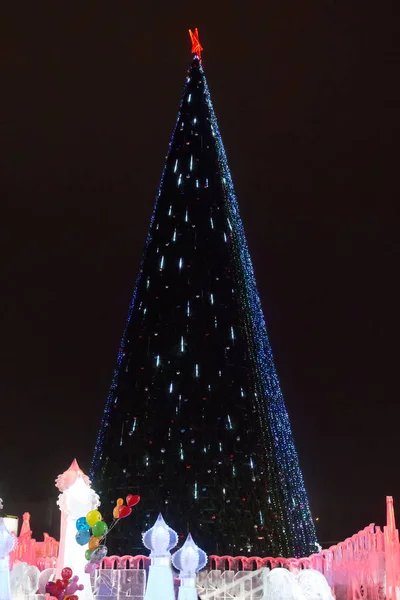 ペルミ ロシア連邦 2018 クリスマス ツリー エスプラネードに新年氷の町に夜のイルミネーションと — ストック写真