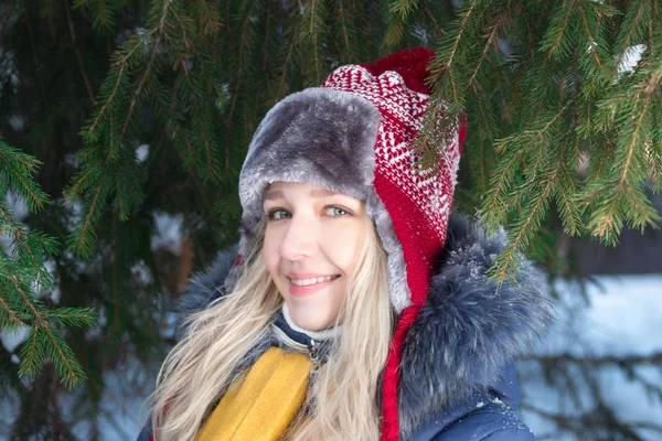 Young Woman Hat Stands Green Fir Tree Outdoor Winter — Stock Photo, Image
