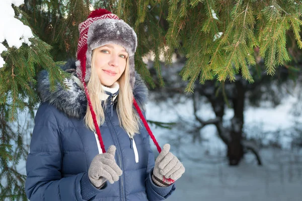 Krásná Dívka Klobouku Představuje Poblíž Zelená Jedle Venku Zimě — Stock fotografie