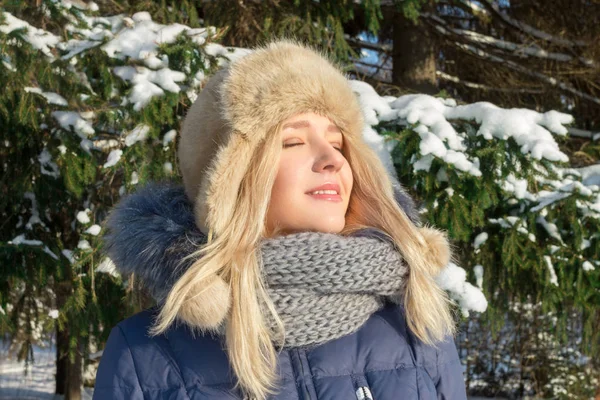 Bella Giovane Donna Pelliccia Cappello Posa Con Gli Occhi Chiusi — Foto Stock