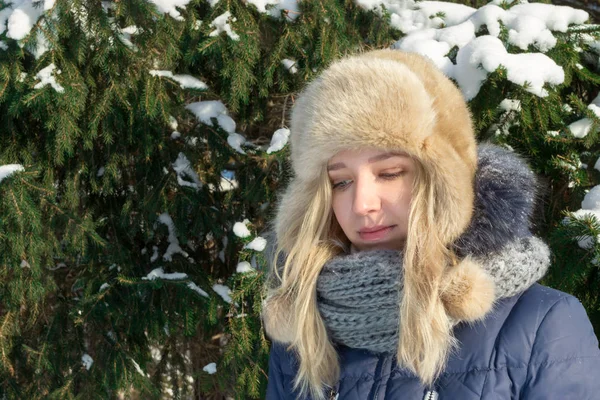 Sad Young Woman Fur Hat Looks Green Fir Tree Outdoor — Stock Photo, Image