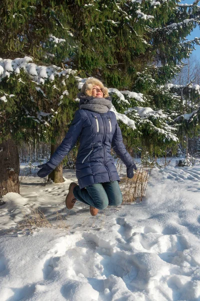 Chica Feliz Jeans Salta Cerca Abeto Verde Aire Libre Día — Foto de Stock