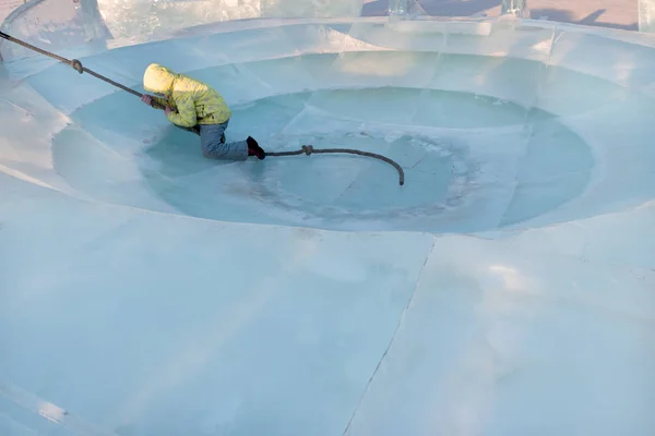 Chica Feliz Ropa Amarilla Juega Placa Hielo Grande Invierno Día — Foto de Stock