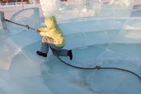 Счастливая Девушка Желтой Теплой Одежде Играет Большой Ледяной Тарелке Зимний — стоковое фото