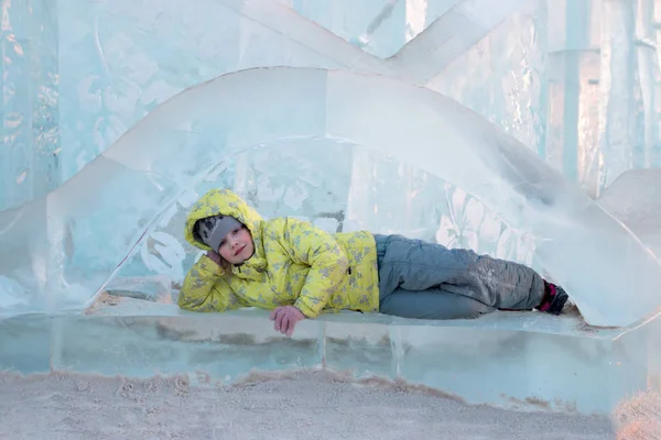 Fille Heureuse Vêtements Chauds Jaunes Repose Sur Sculpture Sur Glace — Photo