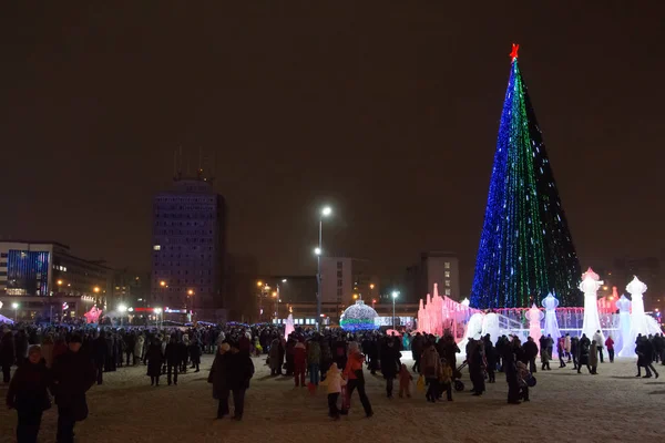 Perm Rusya Ocak 2018 Nsanlar Yürüyüş Gece Yeni Yıl Buz — Stok fotoğraf