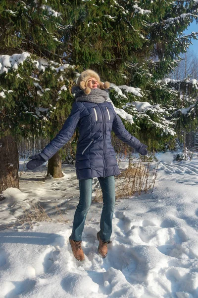 Fille Heureuse Chapeau Fourrure Saute Près Sapin Vert Plein Air — Photo