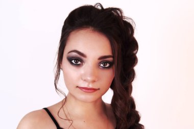 Kalıcı makyaj ile esmer güzel ve beyaz Studio pozlar örgü, yakın çekim